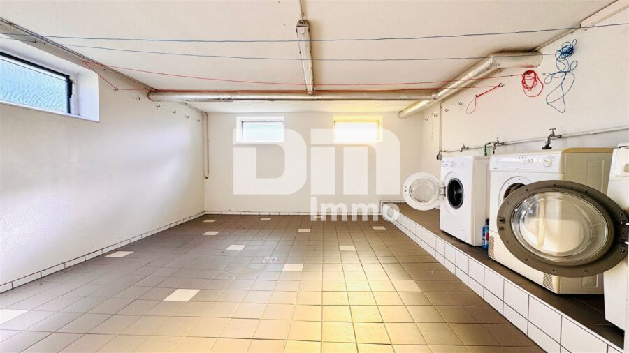 Modernisiertes Dreifamilienhaus + 2 Garagen in idyllischer Lage / großes Grundstück / Panoramablick - Waschküche